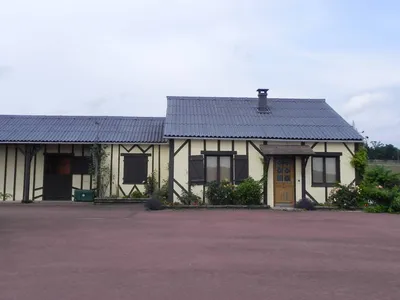 CALVADOS (14) - NORD PAYS D'AUGE - Entre CAMBREMER et DOZULE - Structure équestre moderne (entrainement et élevage) avec 46 ha 50 a de terrain