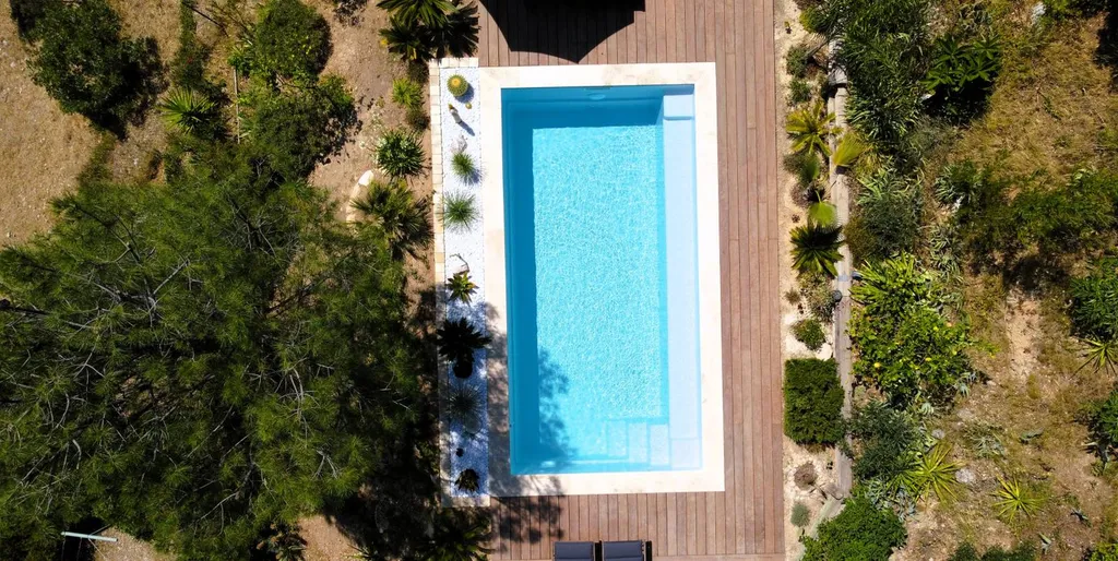 piscine dans jardin méditerannéen