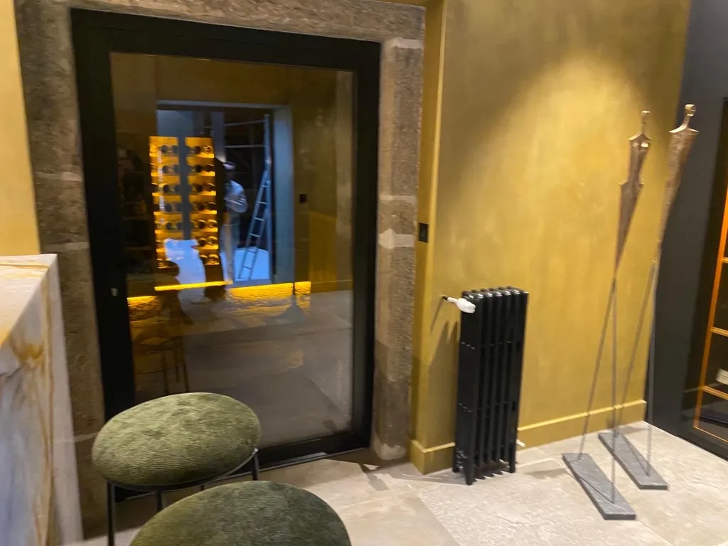 Pose d’une grande porte aluminium  noire satiné de chez wicona, à Saint-Cyr au Mont-Dor