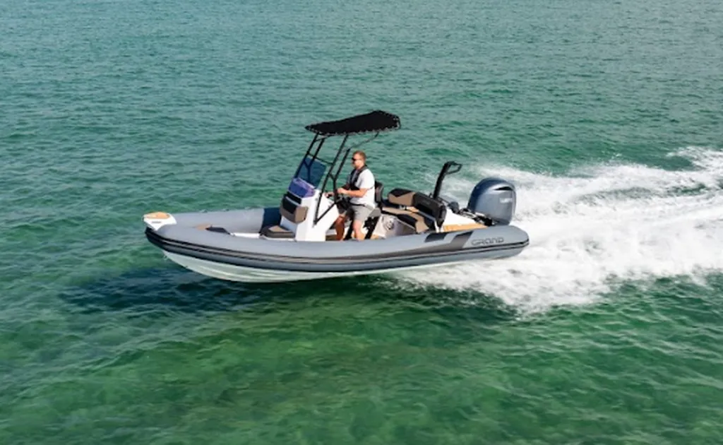 Toni Marine vous propose ce bateau semi-rigide Grand Boats Drive Line D600 disponible à La Londe-les-Maures près de Toulon