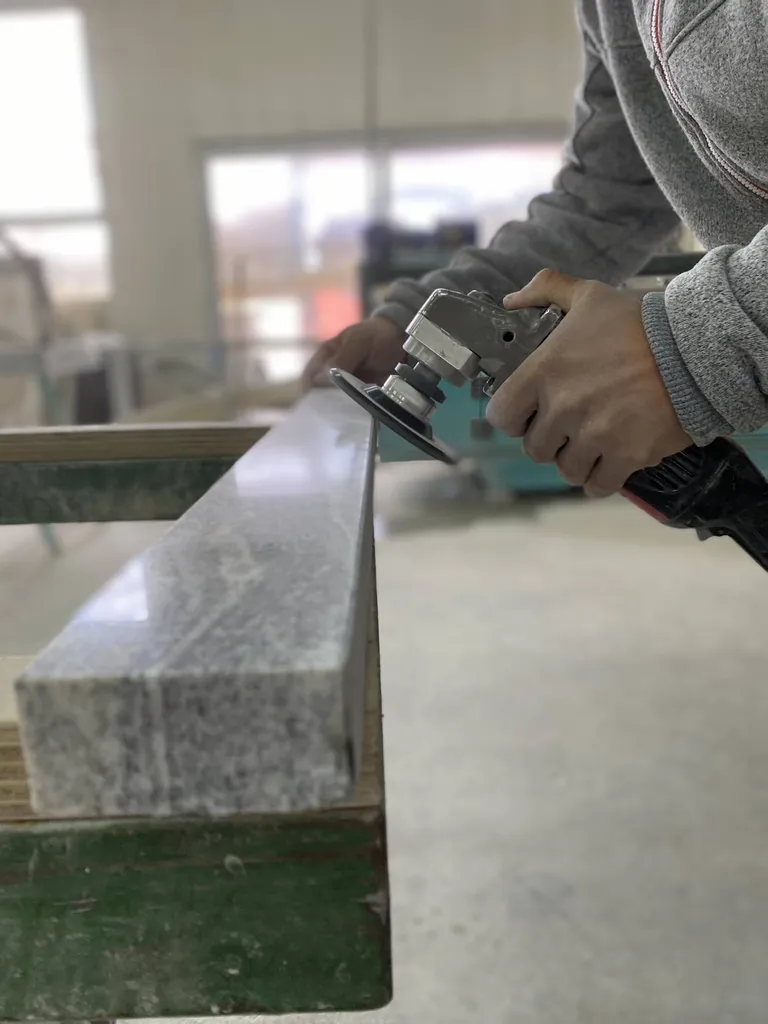 Réalisation et pose d'un pool house en granit piracema à beaucaire 