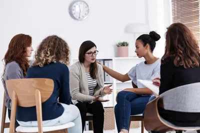 Les constellations familiales suscitent un intérêt croissant, mais aussi beaucoup de questions. Souvent perçues comme mystérieuses ou réservées à des initiés, elles sont pourtant une méthode simple, humaine et concrète pour comprendre les dynamiques incon