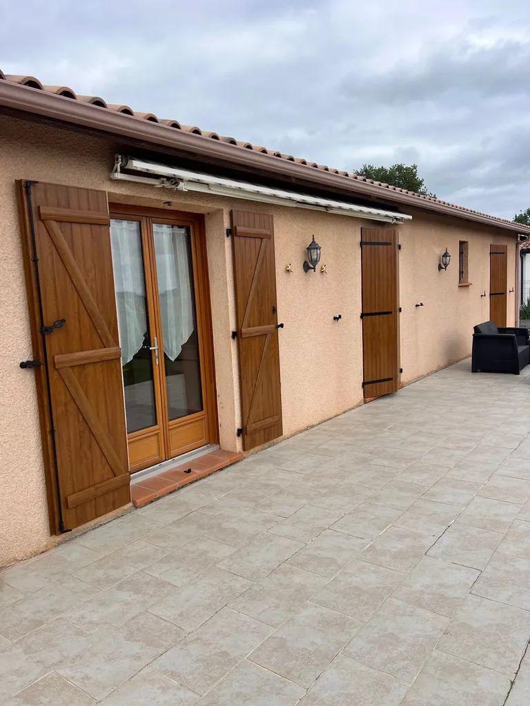 Pose volets battants bois rénovation sur gonds existants isolation naturelle esthétique traditionnelle réalisée à Pibrac par Alu’répare