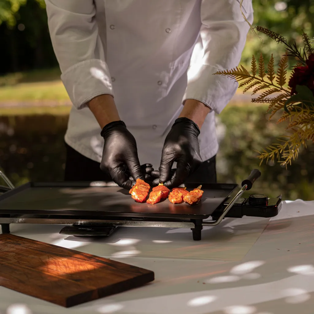 Animation plancha & grillades variées en période estivale dans un restaurant près du Neubourg