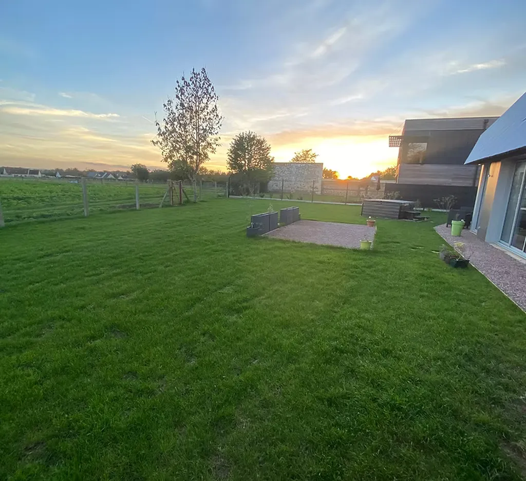 Plantation de gazon à Louviers (27400) : création de pelouse par un paysagiste professionnel