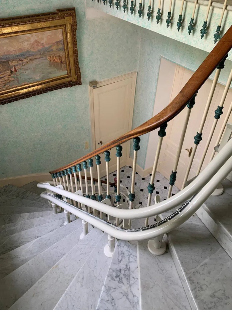 Installation d'un fauteuil monte-escalier OTOLIFT TWO dans un escalier tournant en marbre à Menton près de Nice