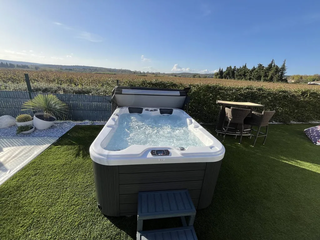 MCR SPAS vous présente sa dernière réalisation à St Hilaire d'Ozilhan, près de Remoulins, pour un moment de détente inoubliable. - MCR Piscines et Spas - Gard