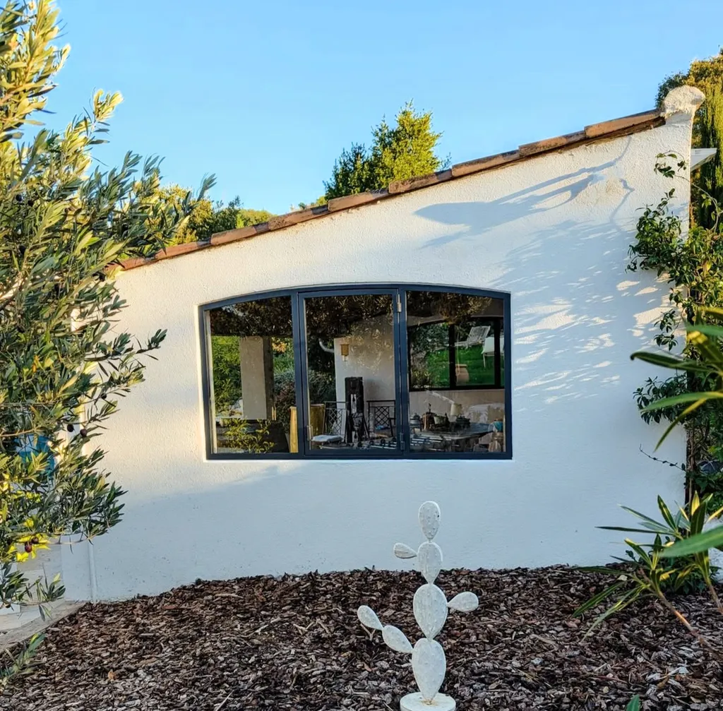 Menuiserie sur mesure en acier avec cintrage et ouverture sur Bouc Bel Air