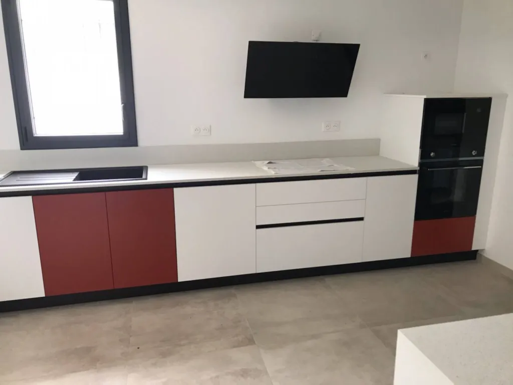 Modèle de cuisine italienne haut de gamme équipée moderne installée sur Sanary sur Mer dans le 83