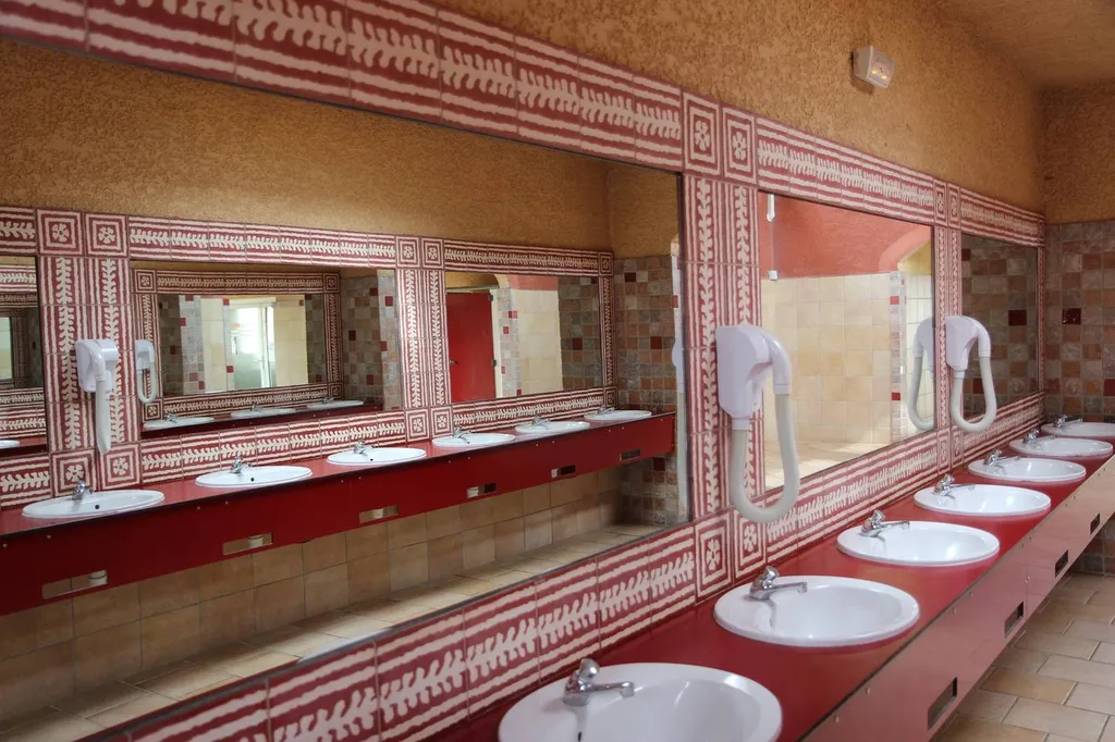 ou trouver un sanitaire de 300 mètres proches de tout commerce à vias plage 