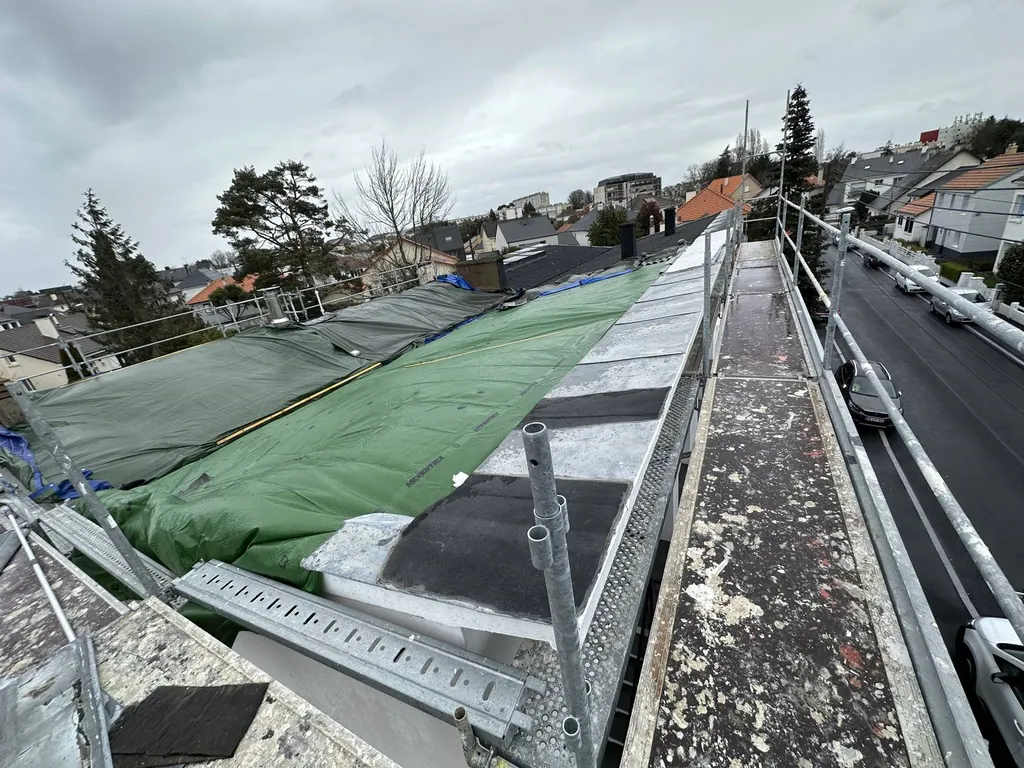 Bâchage de toiture complète pour réparation de toiture suite à une tempête à Nantes 44200