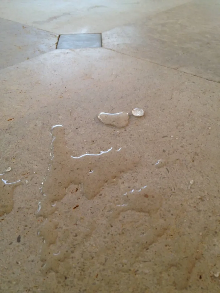 Dallage en pierre naturelle de Dordogne pour sol intérieur, terrasse et plage de piscine en extérieur.