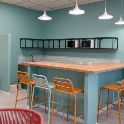 Salle de repos conviviale et moderne, améliorant la qualité de vie dans un établissement public, par l’Atelier D. architecte d’intérieur à Bordeaux.