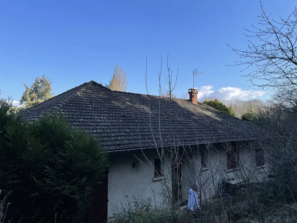 Maison avant travaux de surélévation à Caluire-et-Cuire avec combles non aménagés