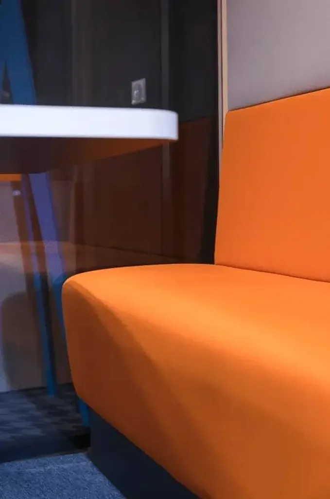 Sur 2,50 m² au sol installez la cabine de réunion QUATTRO acoustique et insonorisée à Marseille