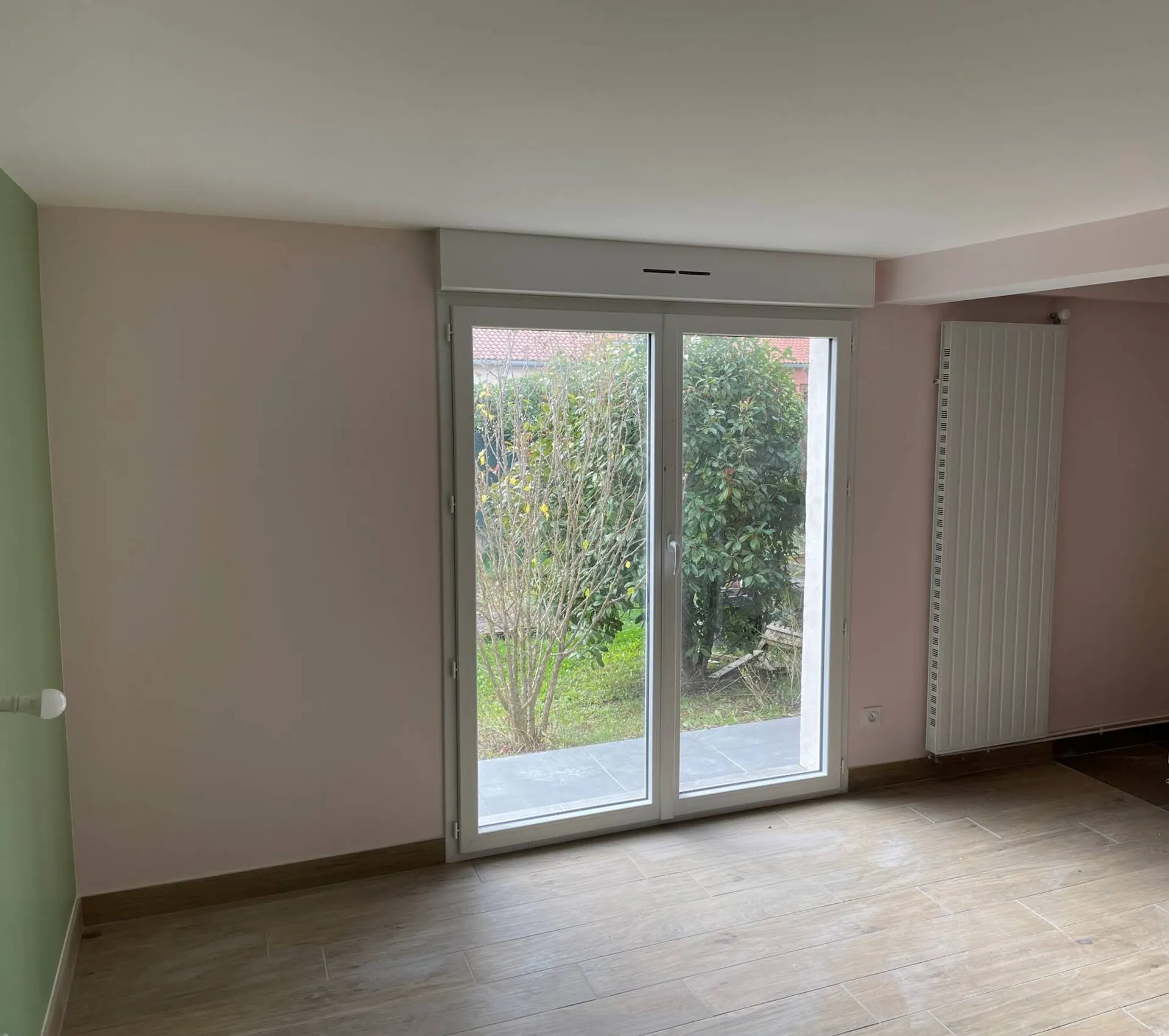 Luminosité intérieure grâce à la baie vitrée en PVC avec volet roulant intégrée à Belleville en Beaujolais (69)