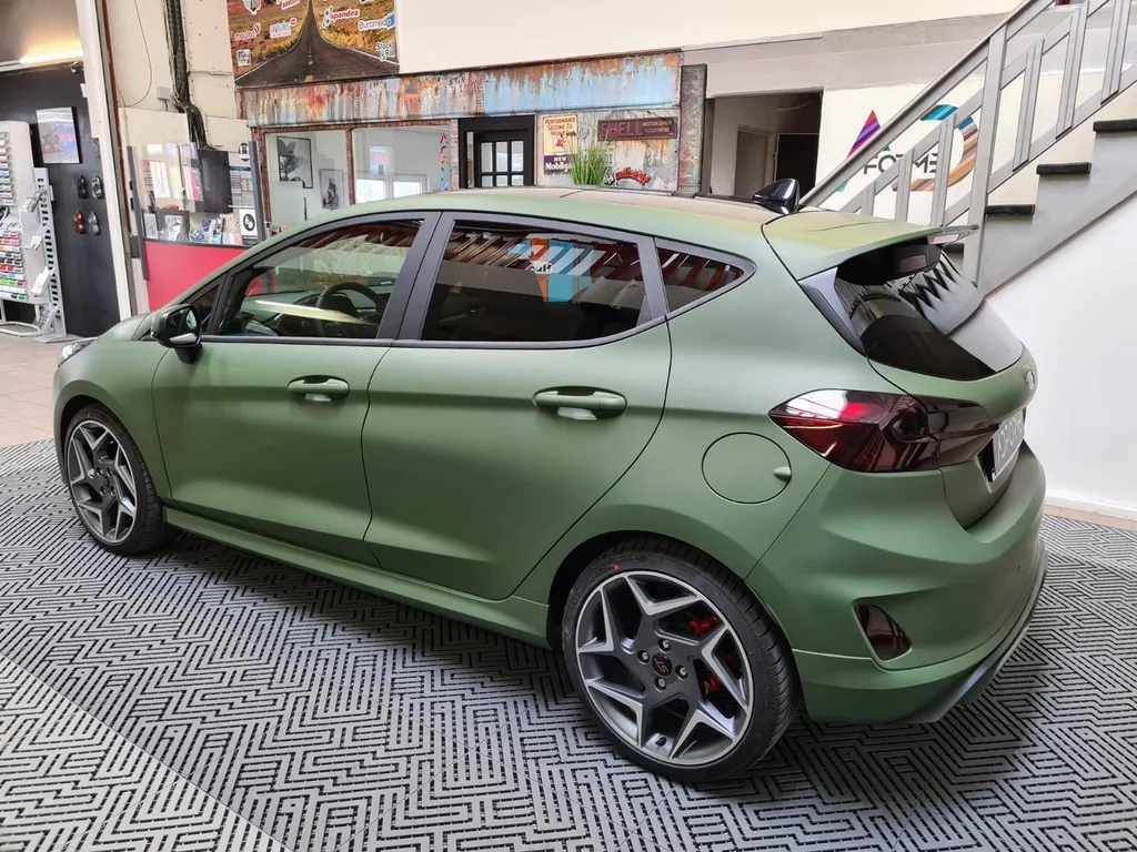 Total covering sur une FORD FIESTA ST à Grenoble en Auvergne-Rhône-Alpes