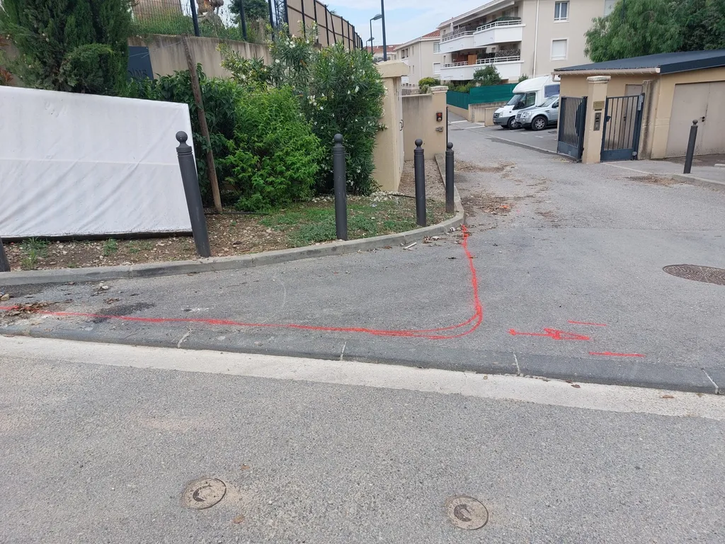 Réalisation d'un trottoir et pose d'un ralentisseur en caoutchouc à Allauch dans les Bouches du Rhône