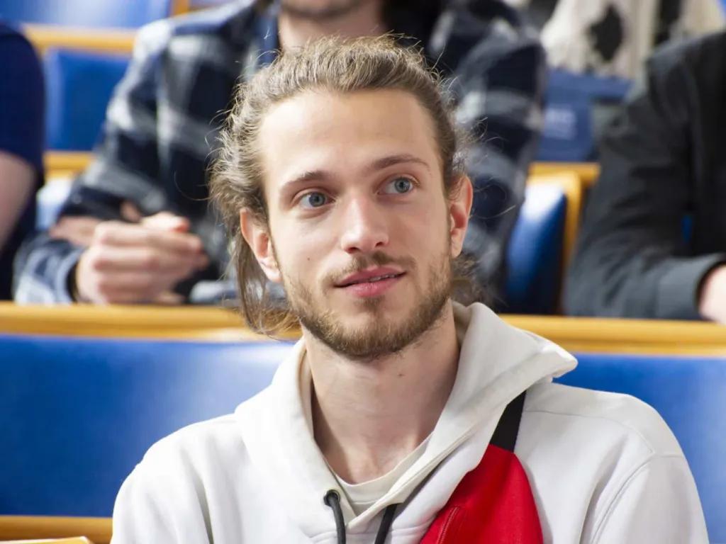 reportage photographique pour école d'enseignement supérieur portrait d'un étudiant dans l'amphithéâtre