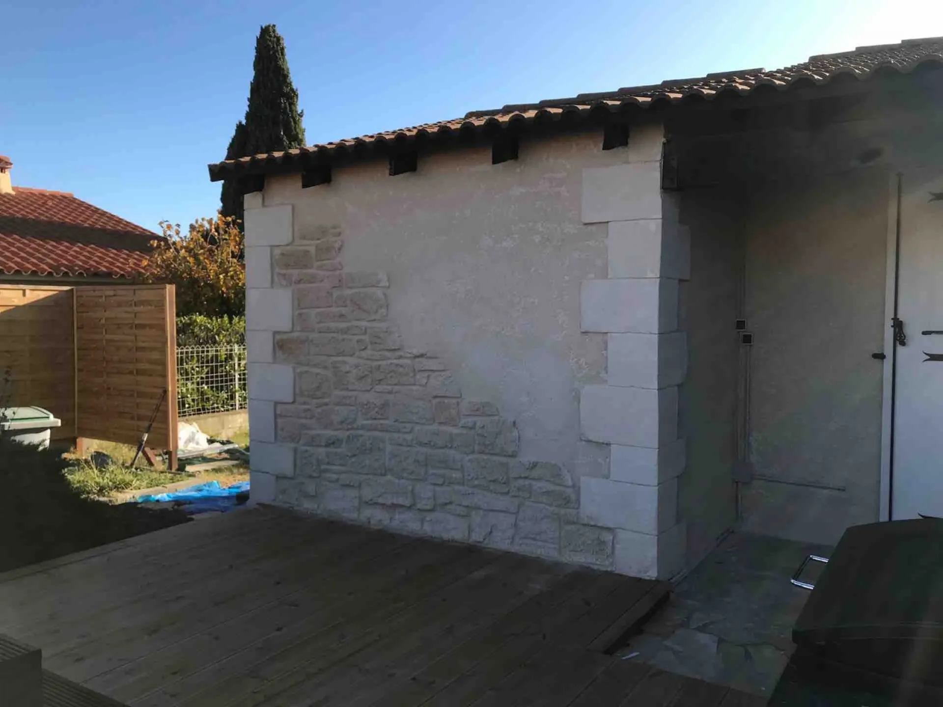 Facade en pierre taillée à Saint-Estève près de Perpignan dans les Pyrénées Orientales