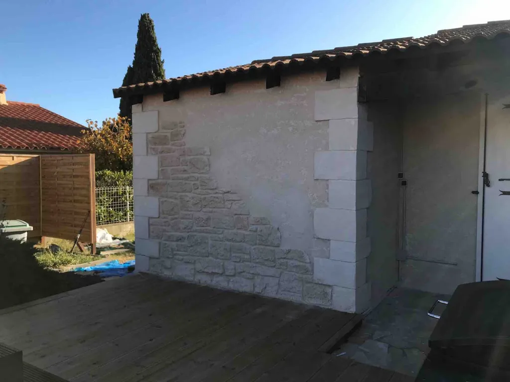 Facade en pierre taillée à Saint-Estève près de Perpignan dans les Pyrénées Orientales