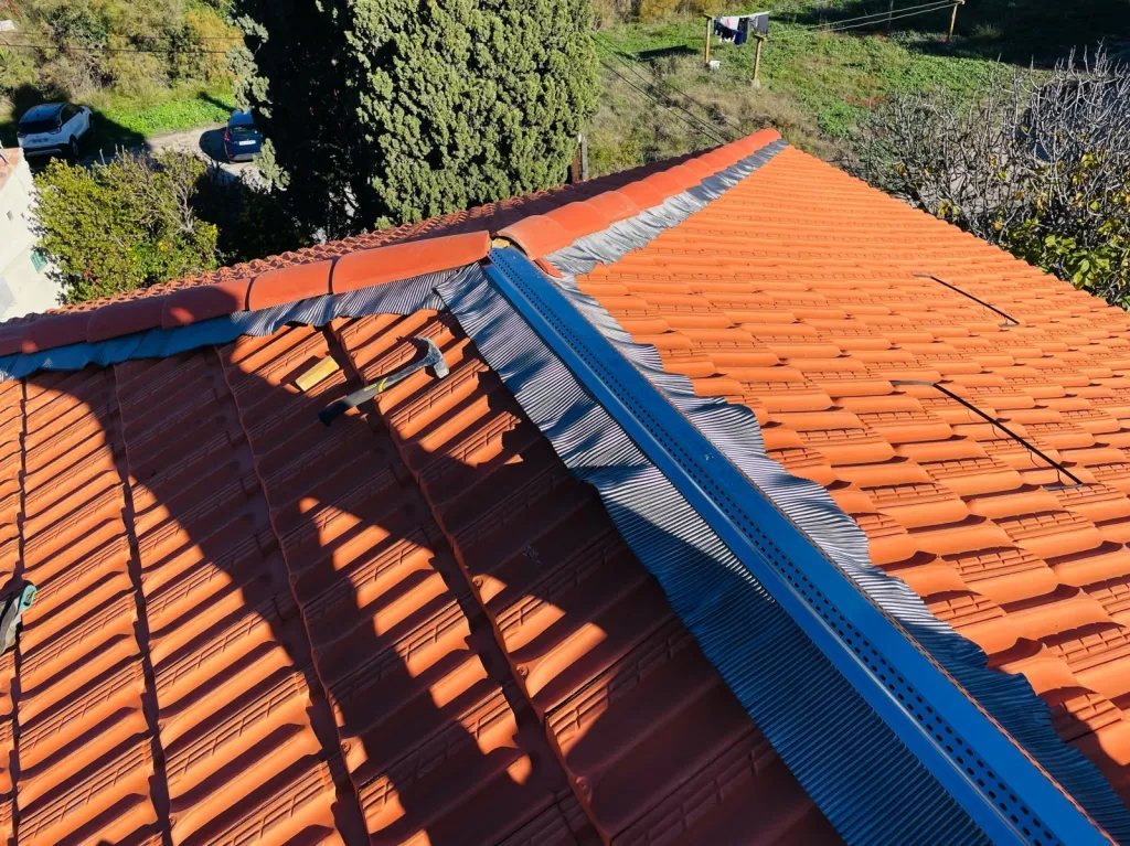 Réalisation des couvreurs de Solutoiture sur une changement de toiture de maison près de Aix en Provence