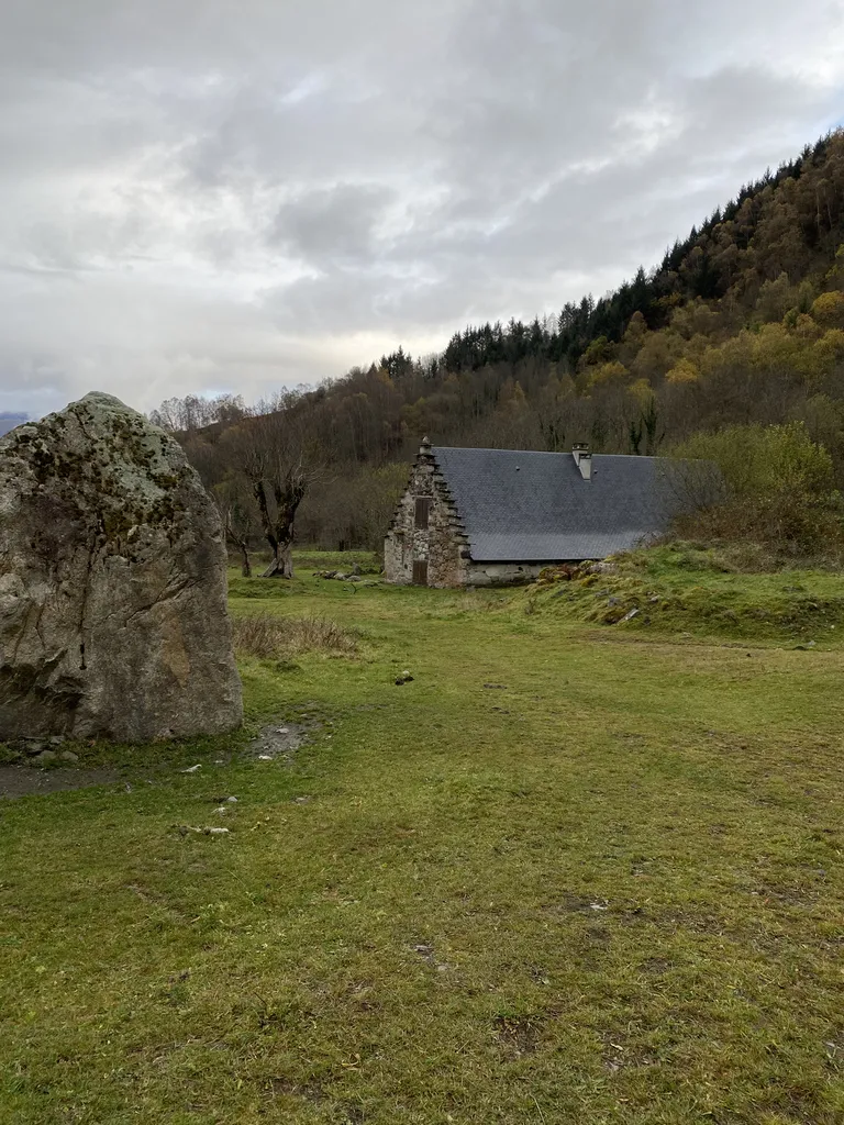 À Argelès-Gazost, AKIKO ARCHITECTURE étudie la rénovation de cette grange foraine isolée, imaginée comme un refuge autonome hors réseau. Nichée à 1000 m d’altitude, sa façade tournée vers l’est et son vaste terrain de plus de 2 ha offrent un potentiel uni