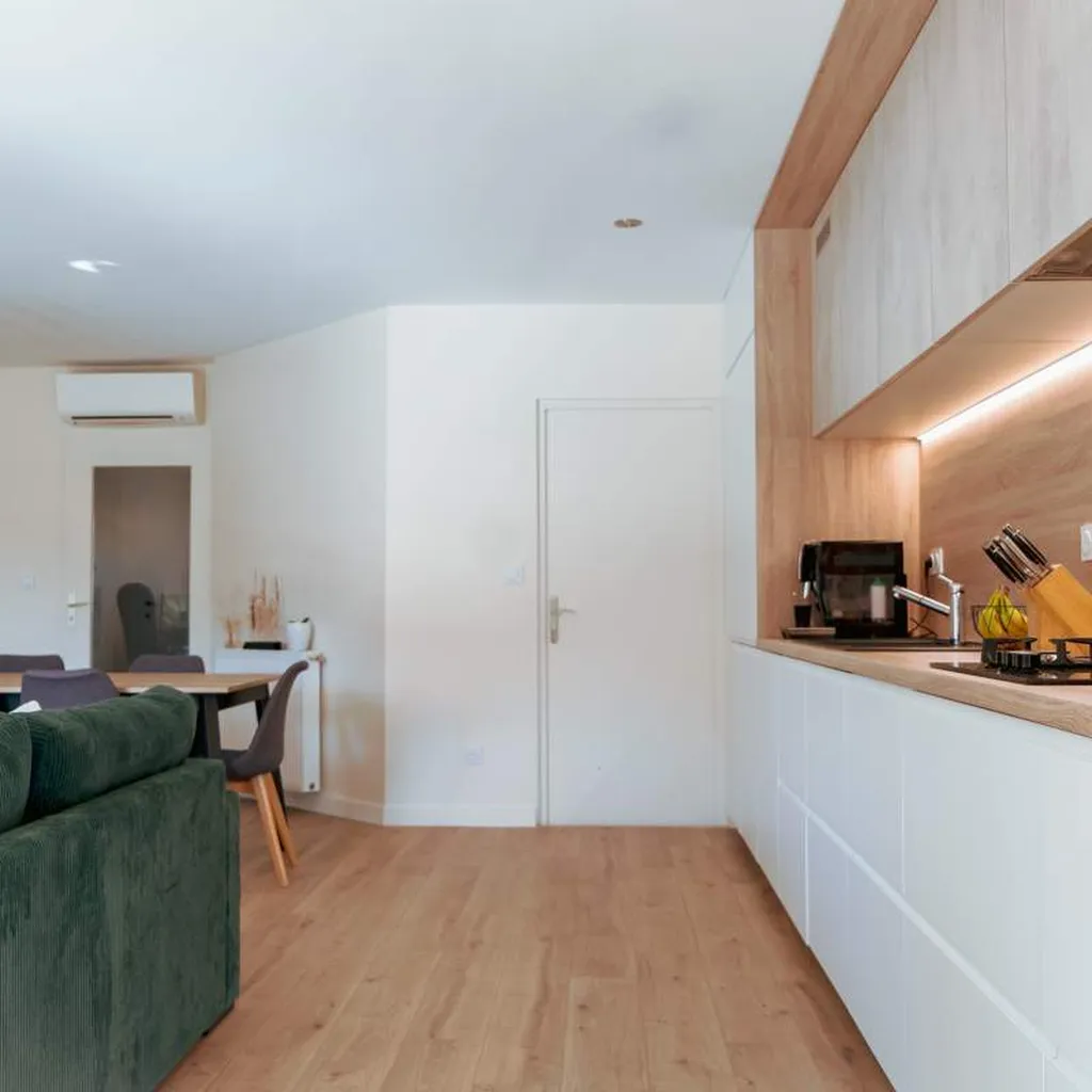 Architecte d’intérieur à Villeneuve-Tolosane pour la rénovation de séjours et cuisines sur-mesure avec matériaux de réemploi durables