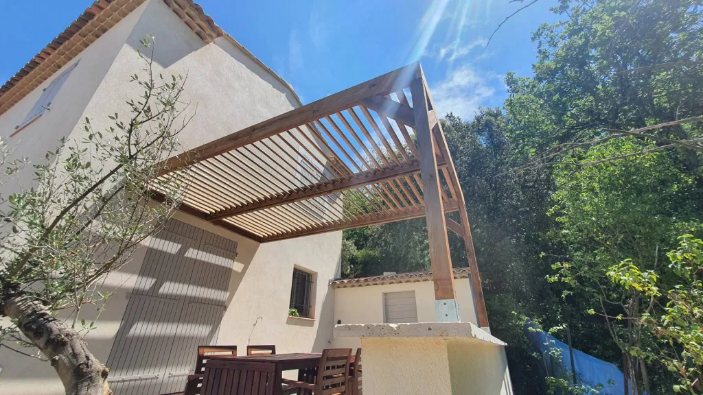 Persiennes et couverture de pergola en bois proche de Sainte-Maxime dans le Var 83