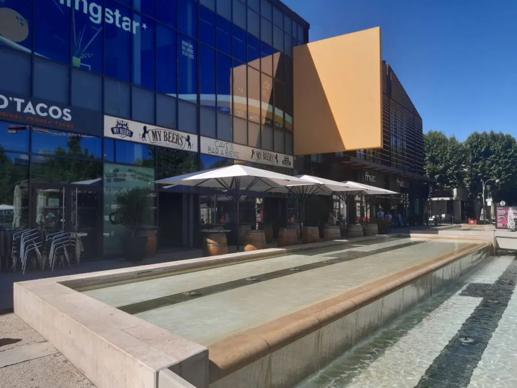 Installation de parasols avec leds sur une terrasse de bar à Salon-de-Provence (13)