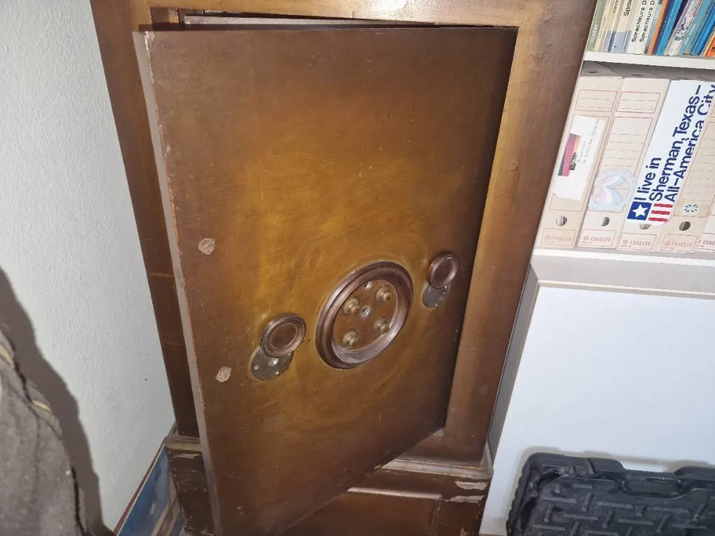 technicien expert en coffre fort en train d'intervenir sur Péronne