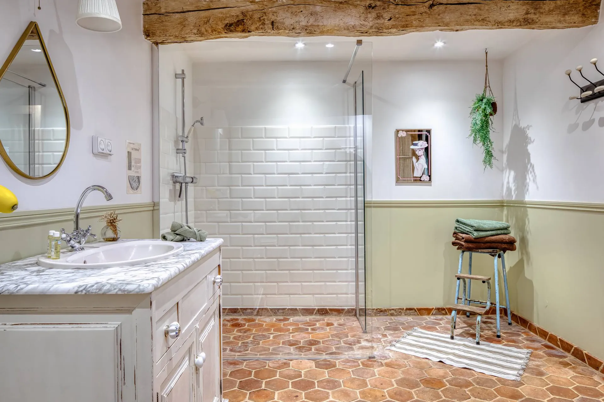 À vendre vue dégagée sur le village et la forêt dans un environnement paisible et verdoyant.