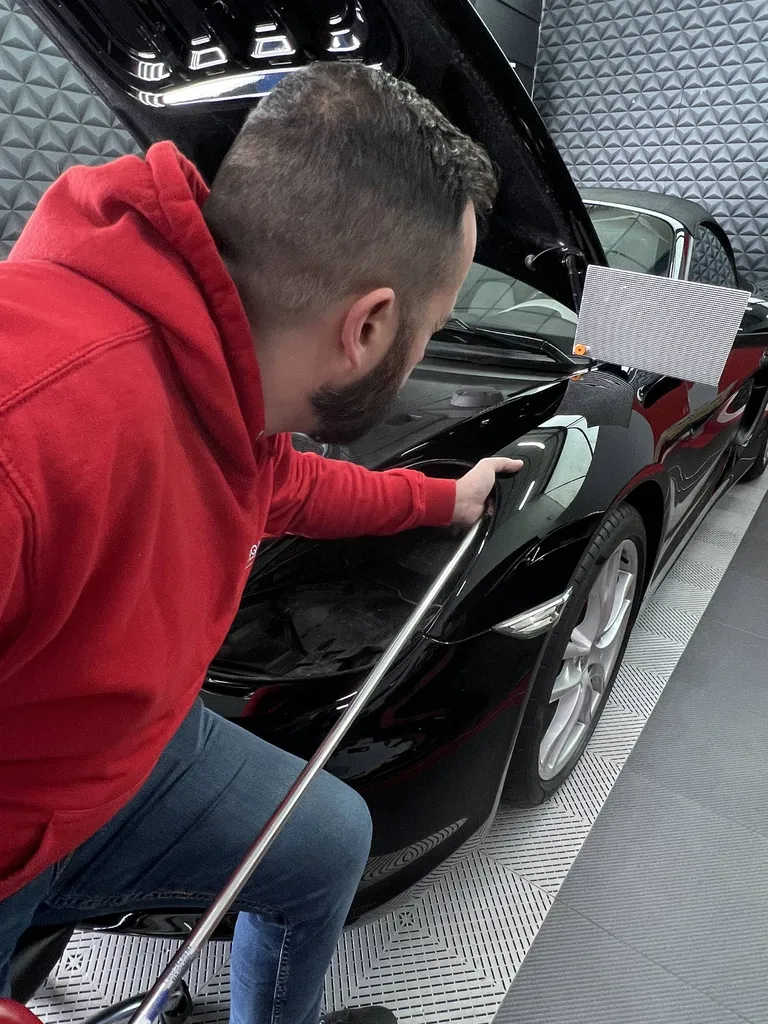 Trouver une entreprise pour effectuer le débosselage sans peinture d’une carrosserie proche du Mans 72