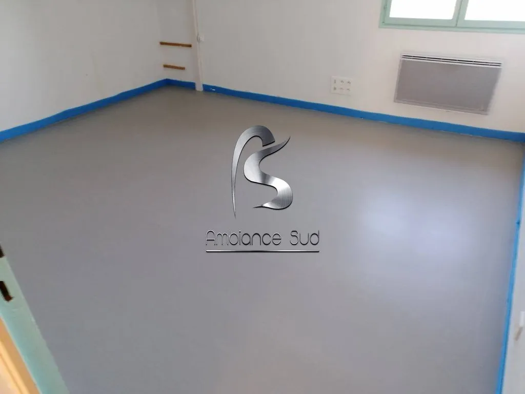 Réalisation d’un sol en béton ciré industriel dans une chambre à Saint Cyr sur mer dans le Var