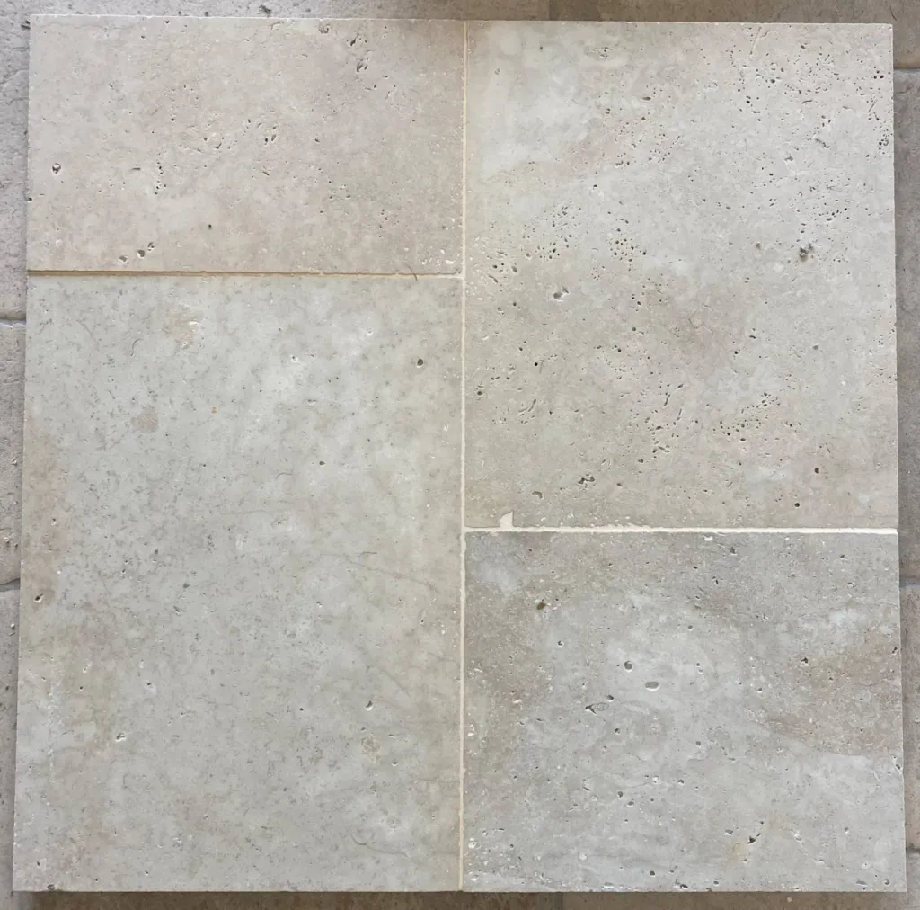 Travertin pour carrelage intérieur et extérieur autour d'une piscine avec margelle en pierre naturelle proche Bergerac, Périgueux entre Bordeaux et Sarlat