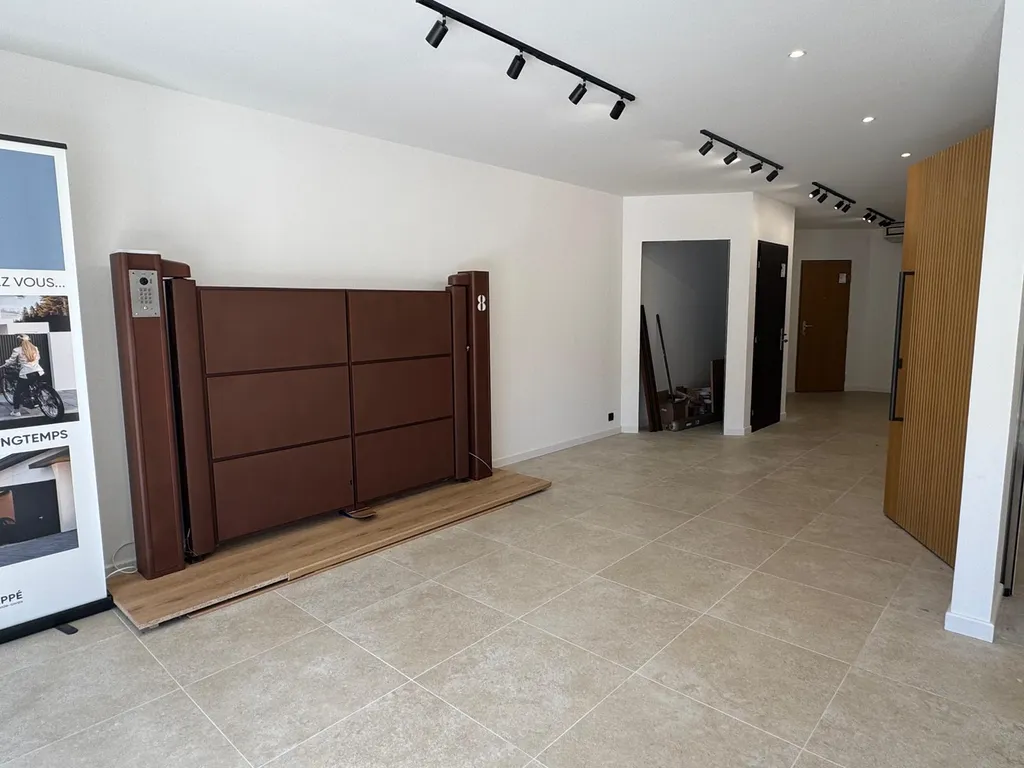 Le showroom SIPP à Ajaccio a été entièrement rénové : venez découvrir nos portes, portails et systèmes de sécurité dans un espace d'exposition repensé pour mieux vous conseiller