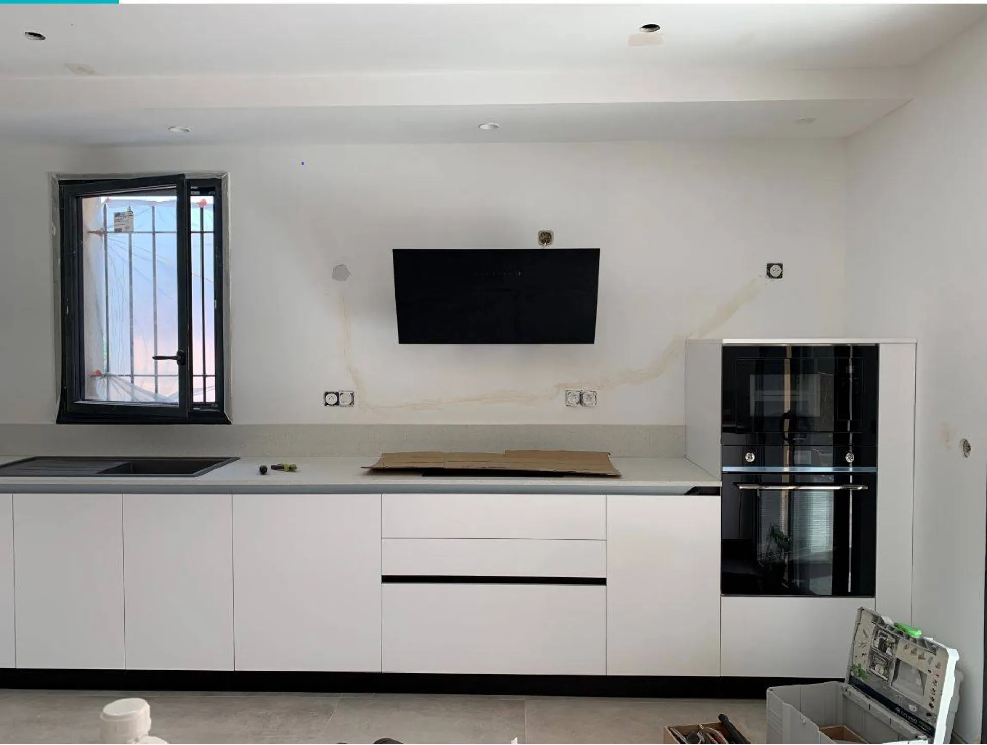 Agencement d'une cuisine sur mesure haut de gamme laque blanc mat avec électroménager sur Cassis dans le 13