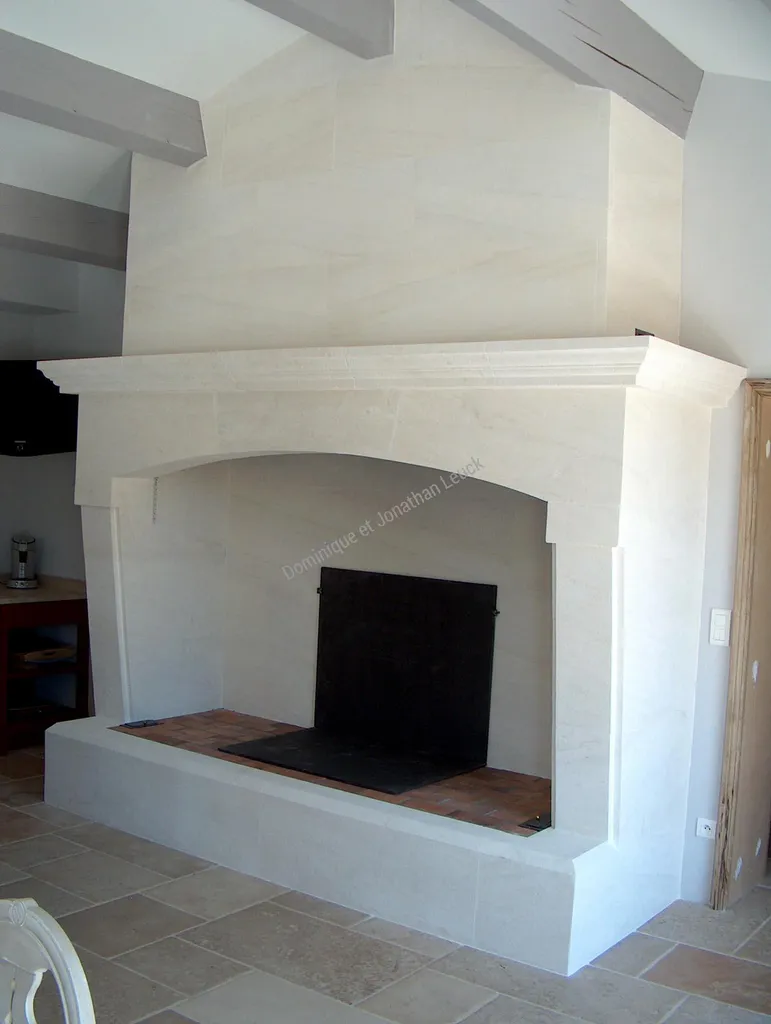 Cheminée en pierre d'Estaillades foyer 220 x 120
