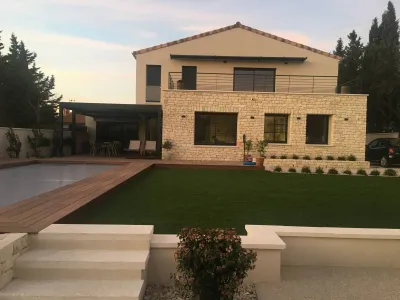 Création d'un joli jardin en gazon synthétique sur les Angles (Gard)