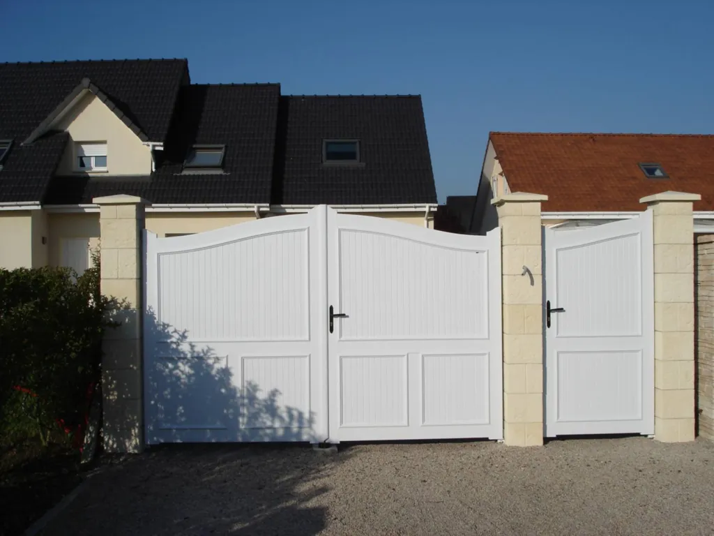 Pose d’un portail en PVC