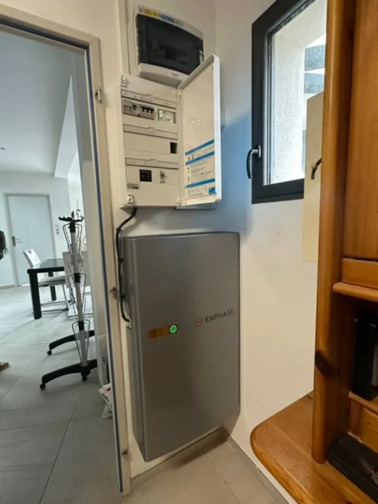 Pose de panneaux solaires photovoltaïques et batterie à Le Puy St Réparade, Bouches-du-Rhône