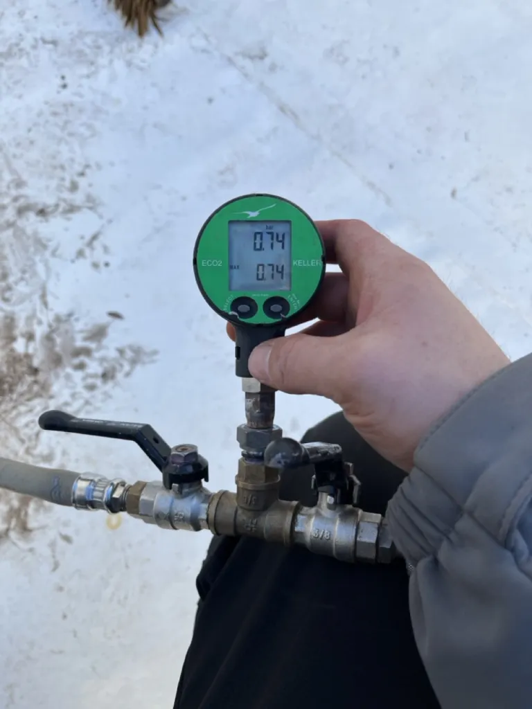 Intervention spécialisée en recherche de fuite sans casse et sans vidange sur piscine coque polyester à Orléans dans le Loiret