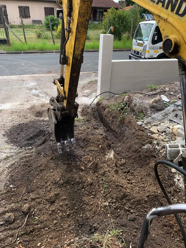 Travaux d'assainissement avec création d'une tranchée pour alimentation portail électrique sur Bègles proche Bordeaux
