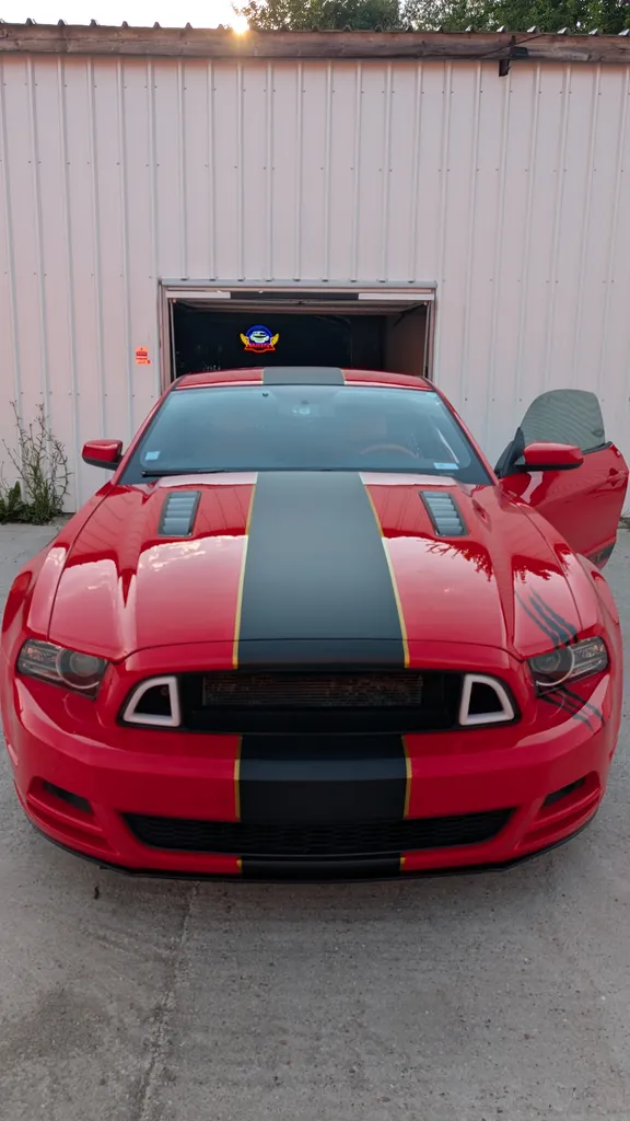 Pose de bande de covering Apa noir mat et or sur une Ford Mustang GT Coyote V8 5.0