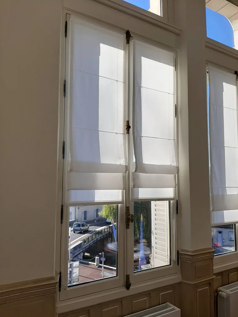 fenêtre avec crémone vieux fer gamme patrimoine à LYON CENTRE