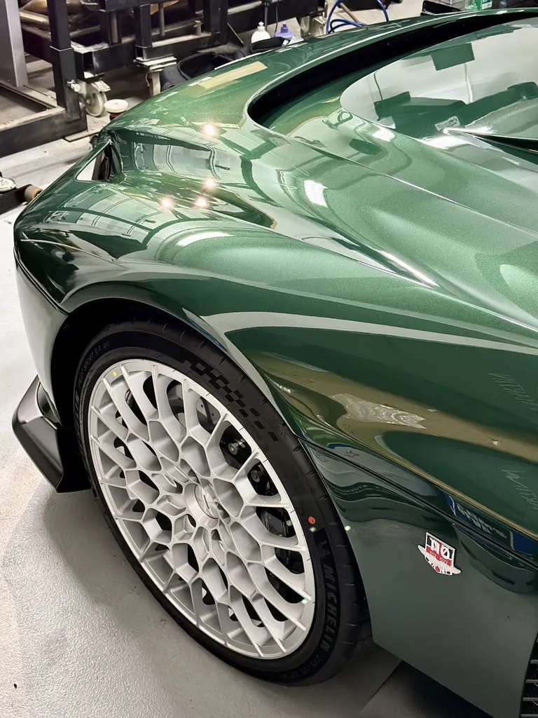 Traitement céramique Lyon protection carosserie Aston Martin Valour 