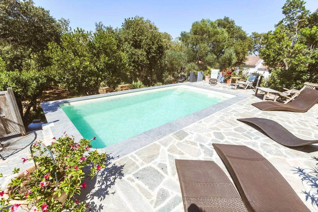 Piscine coque modèle SICILE installée à MARSEILLE