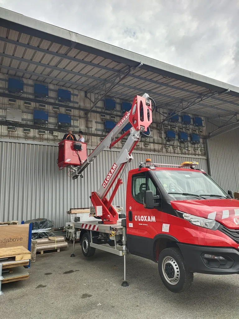 Contrat de maintenance complet pour panneaux photovoltaïques sur bâtiment agricole à Vitrolles : qualité DualSun et suivi régulier