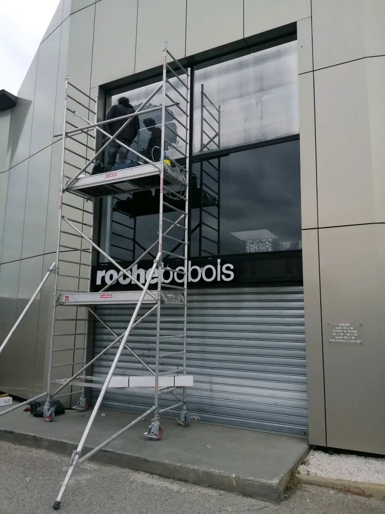 Installation de films solaire sur les vitres d'une boutique à Montpellier