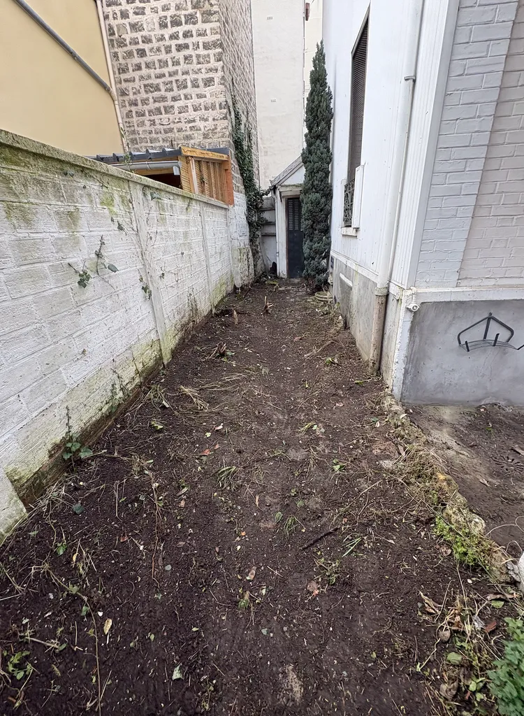 Gardiennage humain 24h/24, débarras par 3 bennes et nettoyage complet pour sécuriser un site à Courbevoie 92400